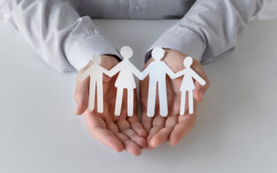 Paper chain of the outline of family members